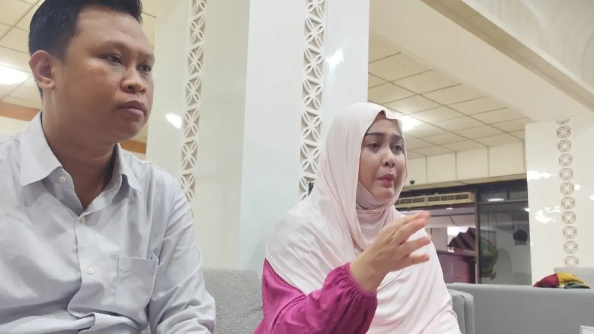 Ibu korban menangis saat menceritakan kejadian anaknya yang mengalami dugaan kasus kekerasan oleh kakak kelas 