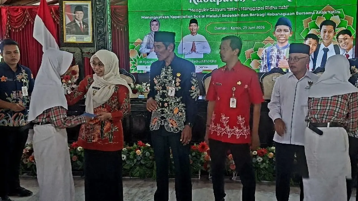 Ketua Baznas Demak Bambang Soesetiarto bersama Bupati Demak dr Eistianah, Wabup Muhamad Badrudin dan Sekda Akhmad Sugiharto menyantuni anak yatim di Pendopo.(Wahibpribadi)