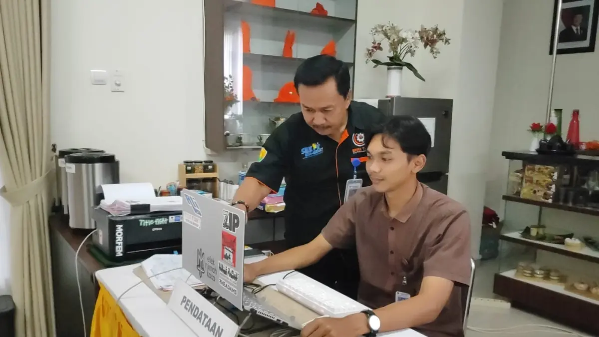 Ketua SPMB 2026/2027 SMK Ibu Kartini Subagyo Subali sedang mengecek data siswa.