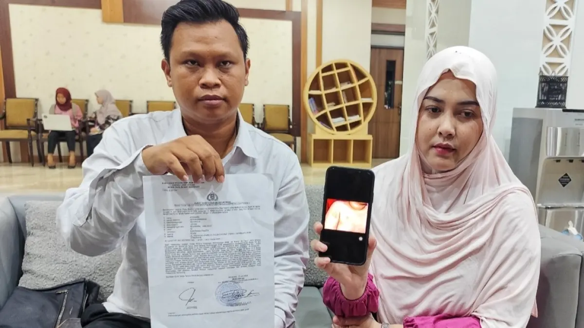 Orang tua korban didampingi pengacara saat memberikan memberikan keterangan pers Kamis (25/6/2026).