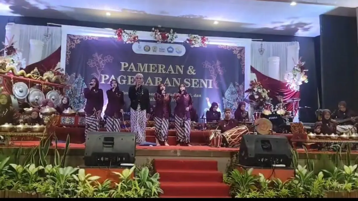 Penampilan kelompok karawitan saat Pameran dan Pagelaran Seni Mahasiswa Program Studi Pendidikan Guru Sekolah Dasar (PGSD) Tahun 2026 yang digelar di Auditorium Universitas Muria Kudus (UMK), Kamis (25/6/2026).&nbsp;(HUMAS UNIVERSITAS MURIA KUDUS)