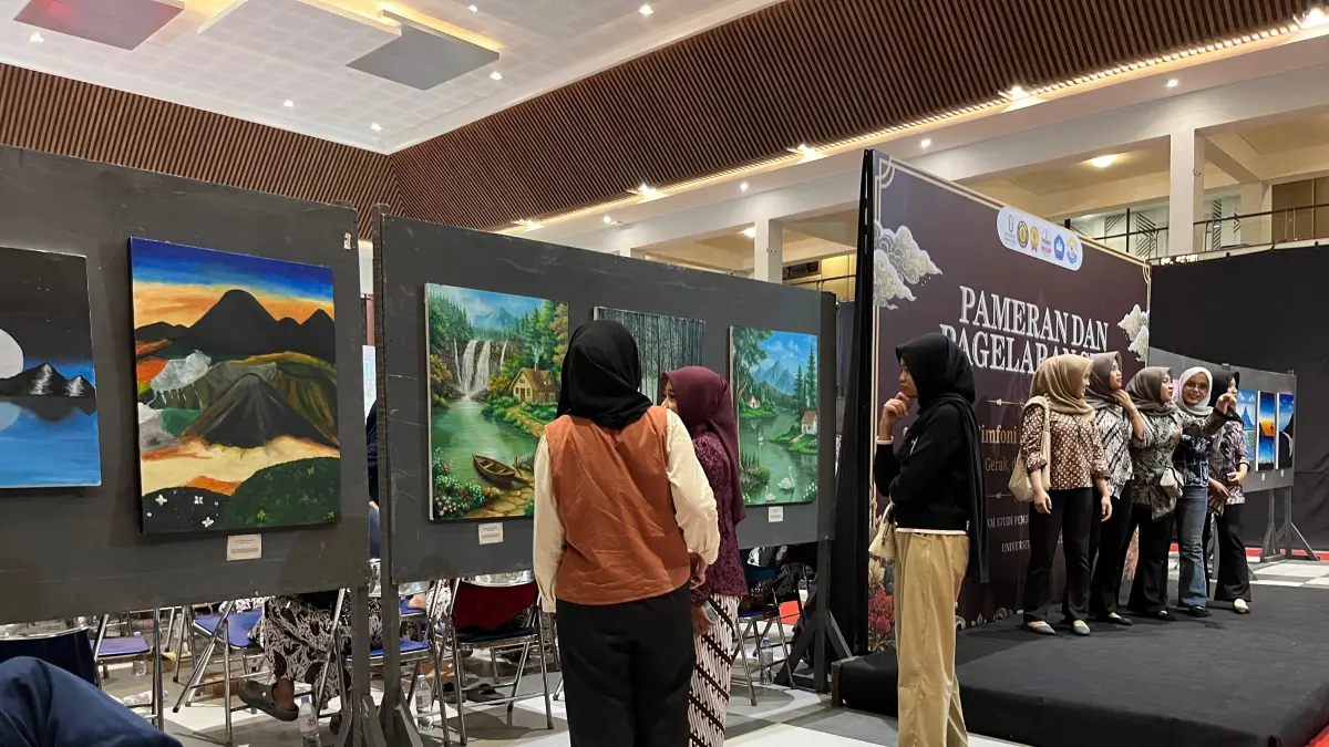 Pengunjung menyaksikan deretan karya seni rupa yang memenuhi ruang pamer di Auditorium Universitas Muria Kudus (UMK), Kamis (25/6/2026).(HUMAS UNIVERSITAS MURIA KUDUS)

&nbsp;