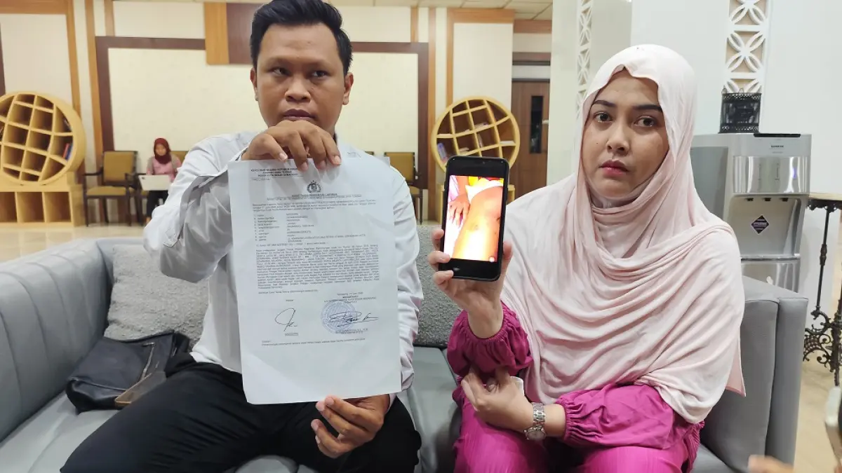 RM, ibu korban K dan kuasa hukum menunjukkan laporan kasus perundungan yang dialami putranya di SMP Nasima Semarang. (M HARYANTO/JAWA POS RADAR MAGELANG)