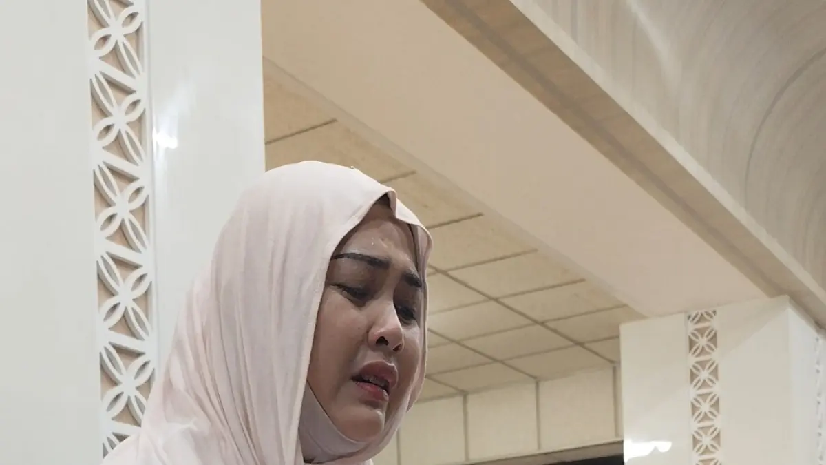RM, ibu korban K menangis menceritakan kasus perundungan yang dialami putranya di SMP Nasima Semarang. (M HARYANTO/JAWA POS RADAR MAGELANG)
