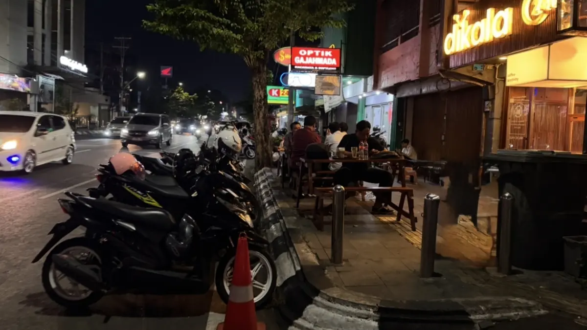 Salah satu spot kafe di kawasan Blok GM menjadi tempat nongkrong asyik 