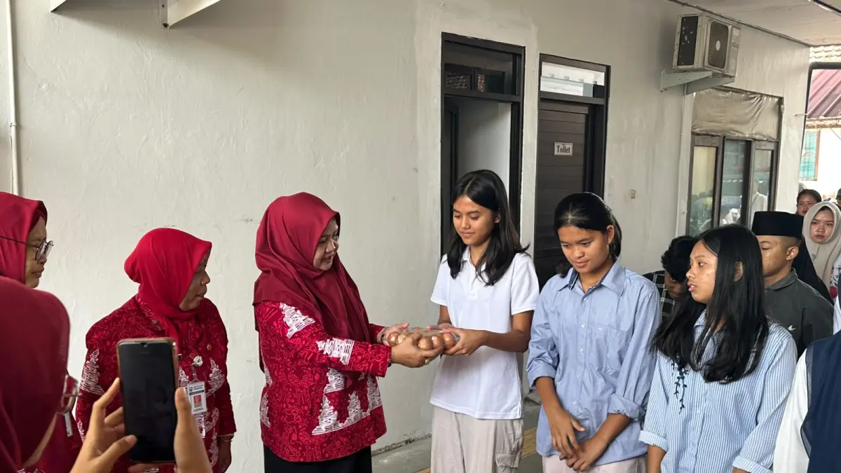 Wakil Bupati Semarang Nur Arifah saat menyerahkan bantuan untuk 121 anak yatim piatu di Kantor Dinas Sosial Kabupaten Semarang.