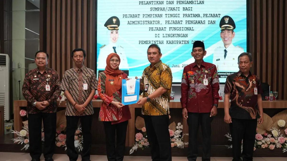 Bupati Demak dr Eistianah melantik Umar Surya Suksmana menjadi Asisten 1 Pemerintahan Pemkab Demak. (Wahibpribadi)