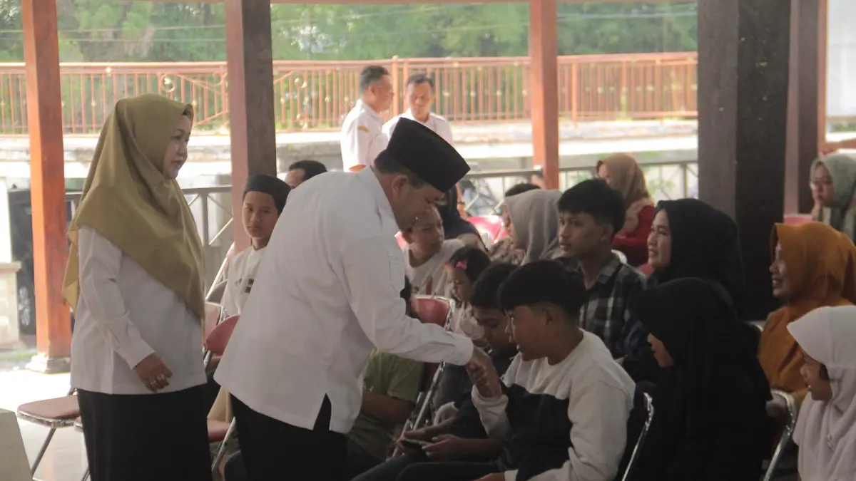 Bupati Semarang Ngesti Nugraha dan Wakil Bupati Semarang Nur Arifah saat menyapa anak yatim piatu diluar panti dan berikan santunan.