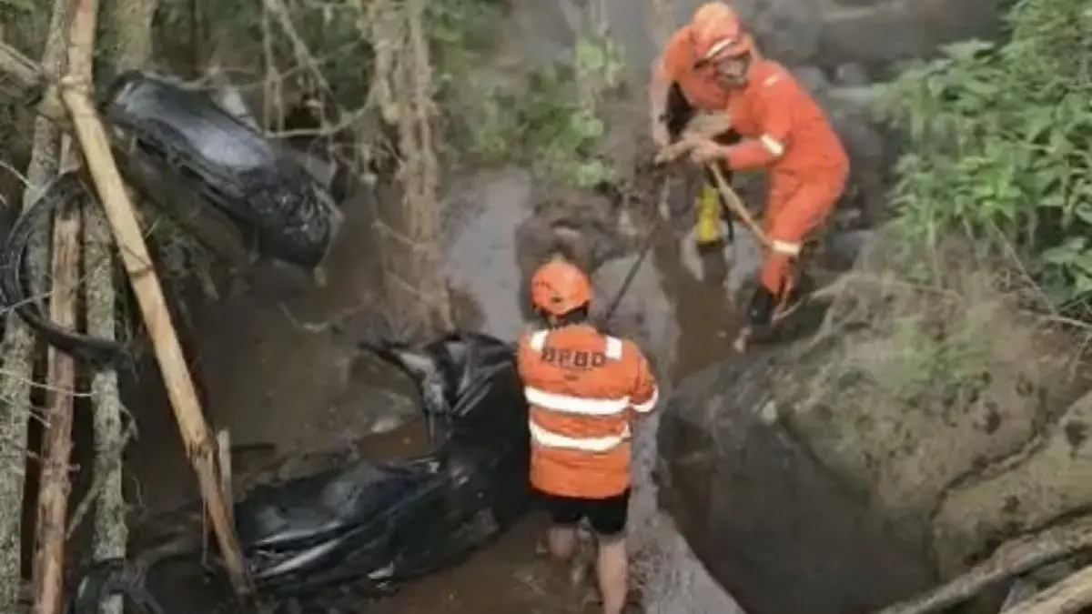Ilustrasi : Petugas BPBD tengah mengevakuasi sepeda motor yang tercebur ke sungai karena diduga mengalami rem blong di daerah Candiroto, Magelang. (RadarMagelang)