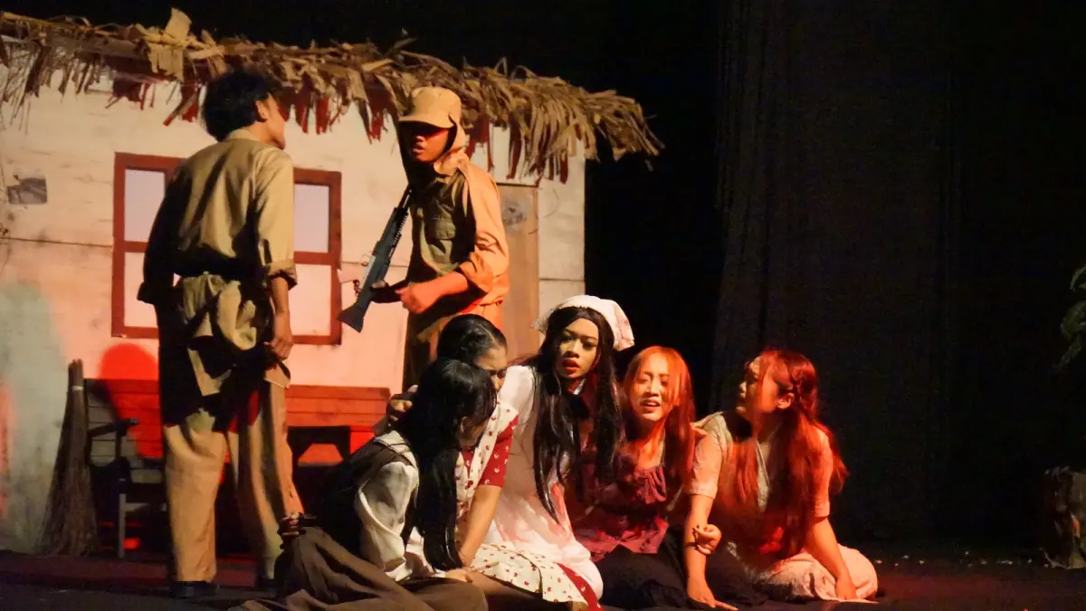 Mahasiswa UPGRIS yang tergabung Teater Shankara baru-baru ini sukses menggelar pertunjukan teater di SMA Negeri 1 Mranggen, Demak. Dalam pentas kali ini, mereka membawakan adaptasi novel mahakarya Eka Kurniawan yang bertajuk “Cantik Itu Luka”.