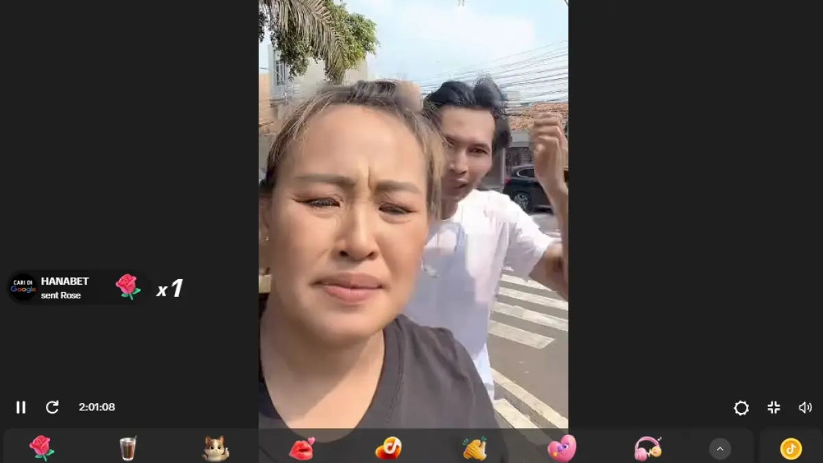 Pinkan Mambo tidak sungkan turun ke jalan untuk bernyanyi menggunakan speaker aktif di trotoar jalan.