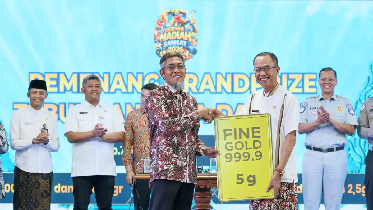 Pemerintah Provinsi Jawa Tengah memberikan hadiah ratusan juta rupiah dan puluhan gram emas kepada pembayar pajak kendaraan bermotor dalam ajang Gebyar Hadiah Samsat 2026.
