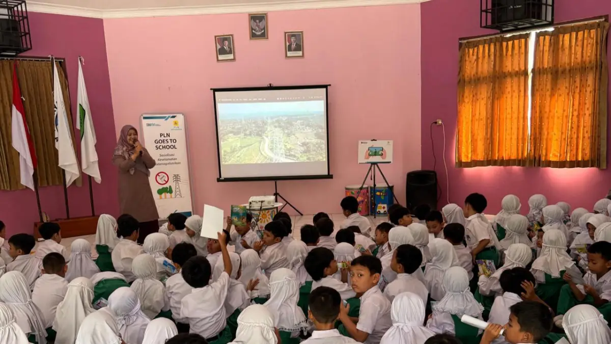 PLN UPT Salatiga melalui Program Sinau Listrik menggelar edukasi keselamatan ketenagalistrikan kepada pelajar.