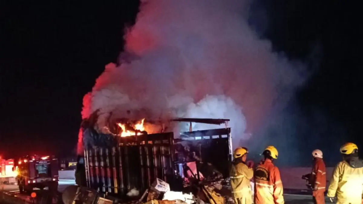 Upaya pemadaman truk yang terbakar
