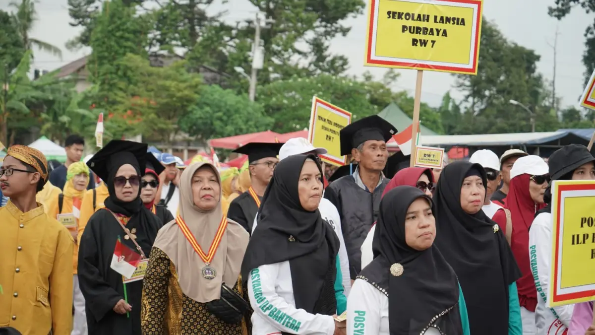 Para lansia saat wisuda 
