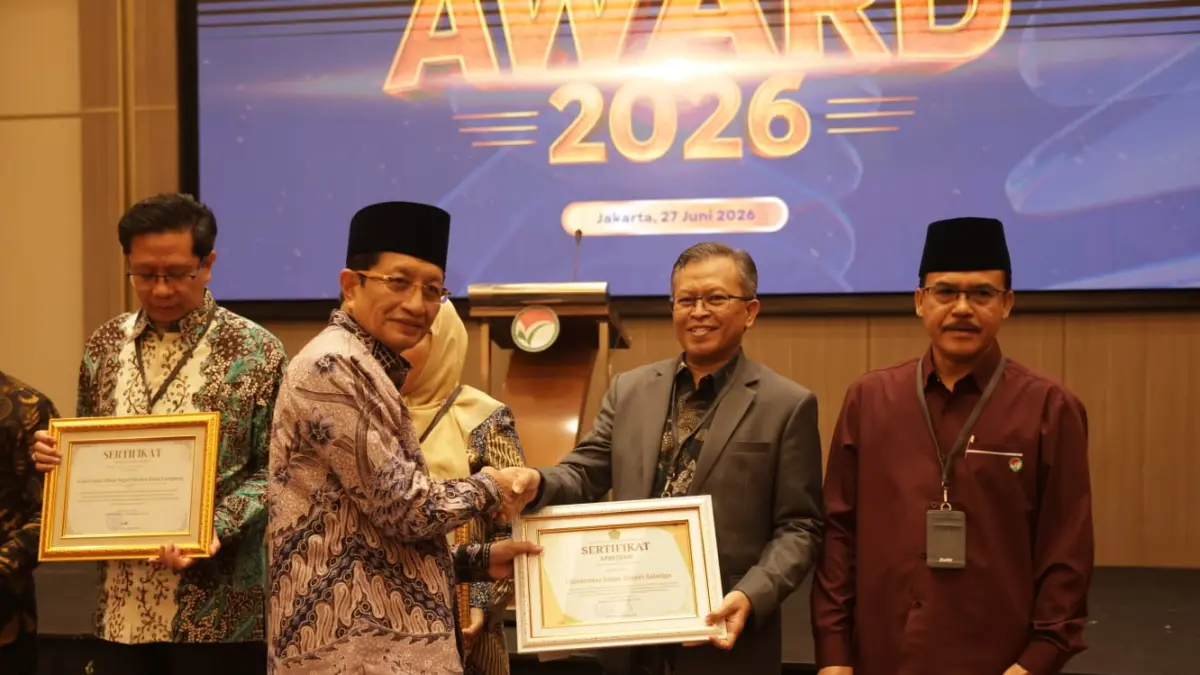 Rektor UIN Salatiga menerima penghargaan dari Menteri Agama 