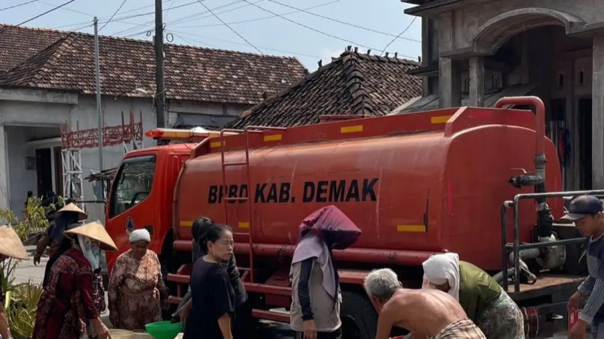 Warga Desa Ngaluran, Kecamatan Karanganyar Demak menyiapkan galon untuk menampung pasokan air bersih dari BPBD.(Wahibpribadi)