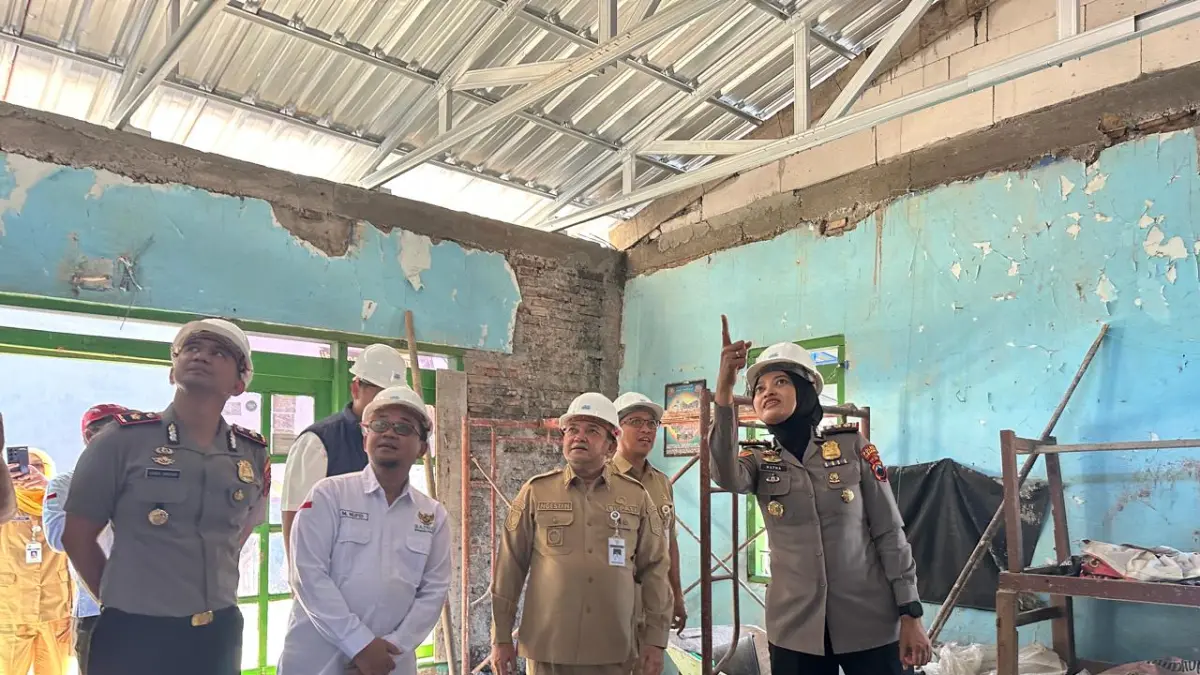 Bupati Semarang Ngesti Nugraha bersama Kapolres Semarang AKBP Ratna Quratul Ainy tinjau rumah yang mendapat program bedah rumah di Ungaran Barat.