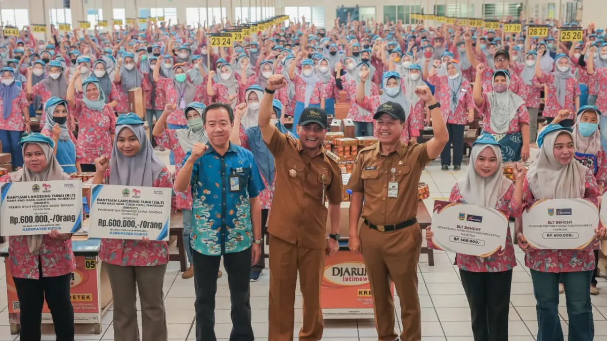 Gubernur Ahmad Luthfi menyerahkan BLT DBHCHT secara simbolis kepada lima pekerja di PT Djarum Brak Karangbener, Kabupaten Kudus, Senin Senin, 29 Juni 2026