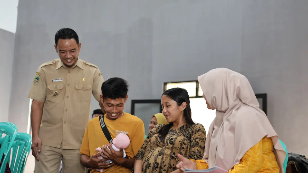 Kepala Desa Pasinggangan Aris Sugiyono beserta Ketua TP PKK Desa Pasinggangan Kartikawati menyapa peserta Kelas Bapake Mamake di Balai Desa Pasinggangan.