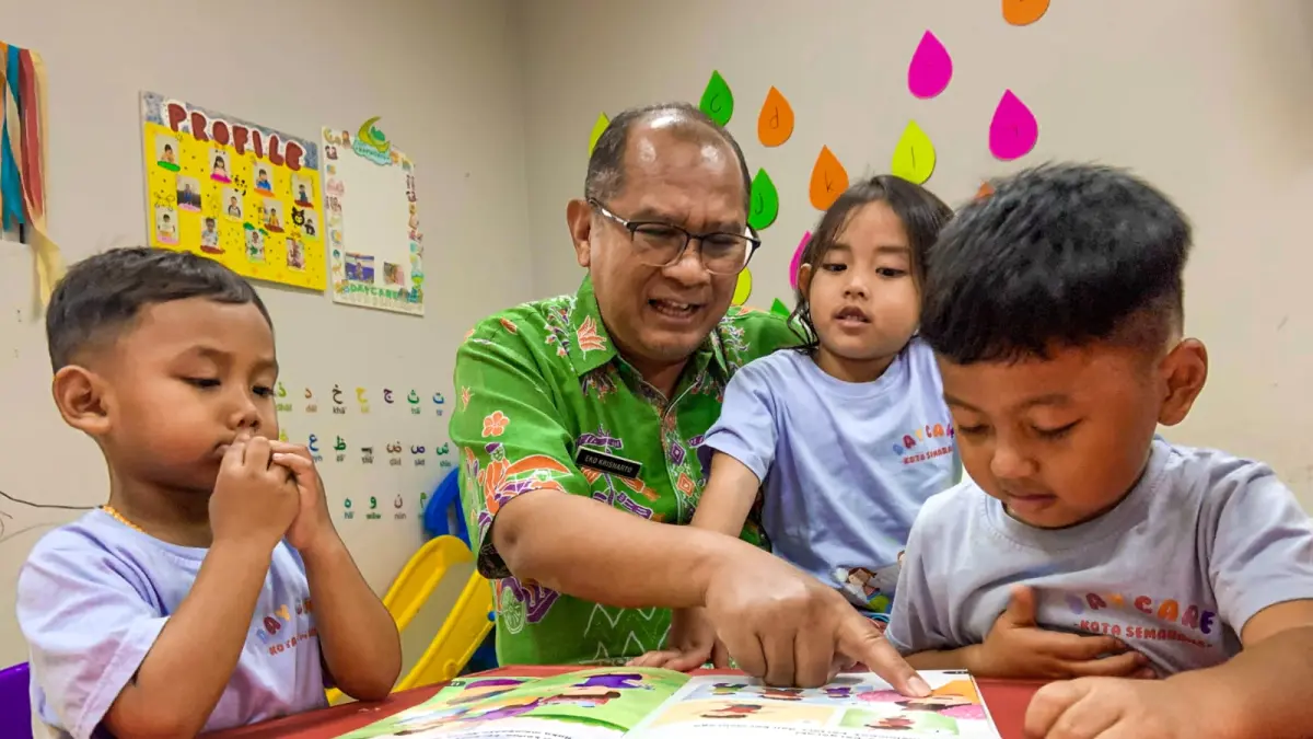 Kepala DP3A Kota Semarang, Dr. dr. Eko Krisnarto, Sp.KK sedang membacakan buku cerita pada anak-anak di Day Care Kota Semarang.