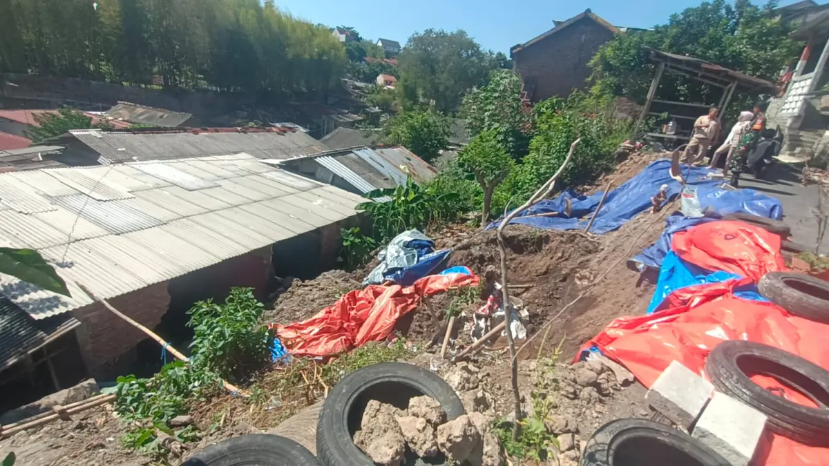 LONGSOR: Perangkat Kelurahan Gajahmungkur, Babinsa, PSM, dan warga meninjau lokasi longsor di Jalan Cikurai II RT 05 RW 02, Kelurahan Gajahmungkur, Kecamatan Gajahmungkur, Senin (29/6). (FIGUR RONGGO WASSALIM)