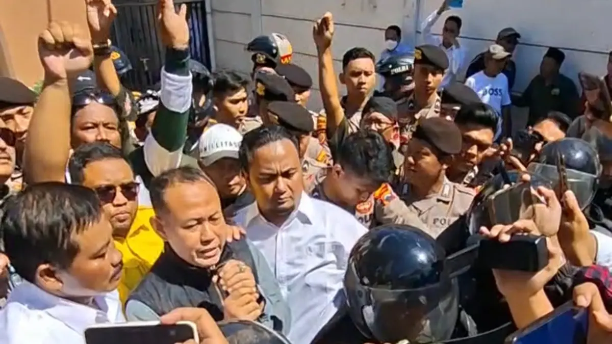 Pengawal KPK Habibu Rusli dikerumuni massa menyampaikan permohonan maaf atas insiden saling sikut hingga berakhir ricuh saat pengawalan Mantan Bupati Pati, Sudewo di Pengadilan Tipikor Semarang, Senin (29/6/2026).