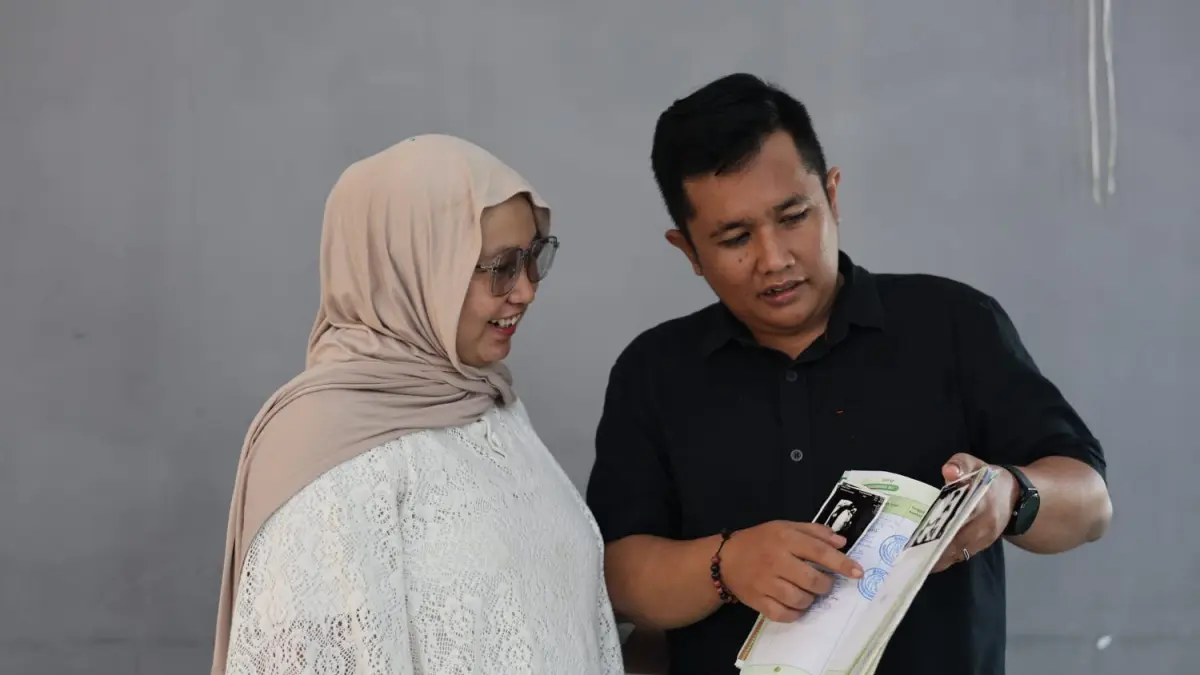 Peserta Kelas Bapake Mamake, Aldan dan Wahidah sedang berbincang tentang risiko kehamilan pada ibu.