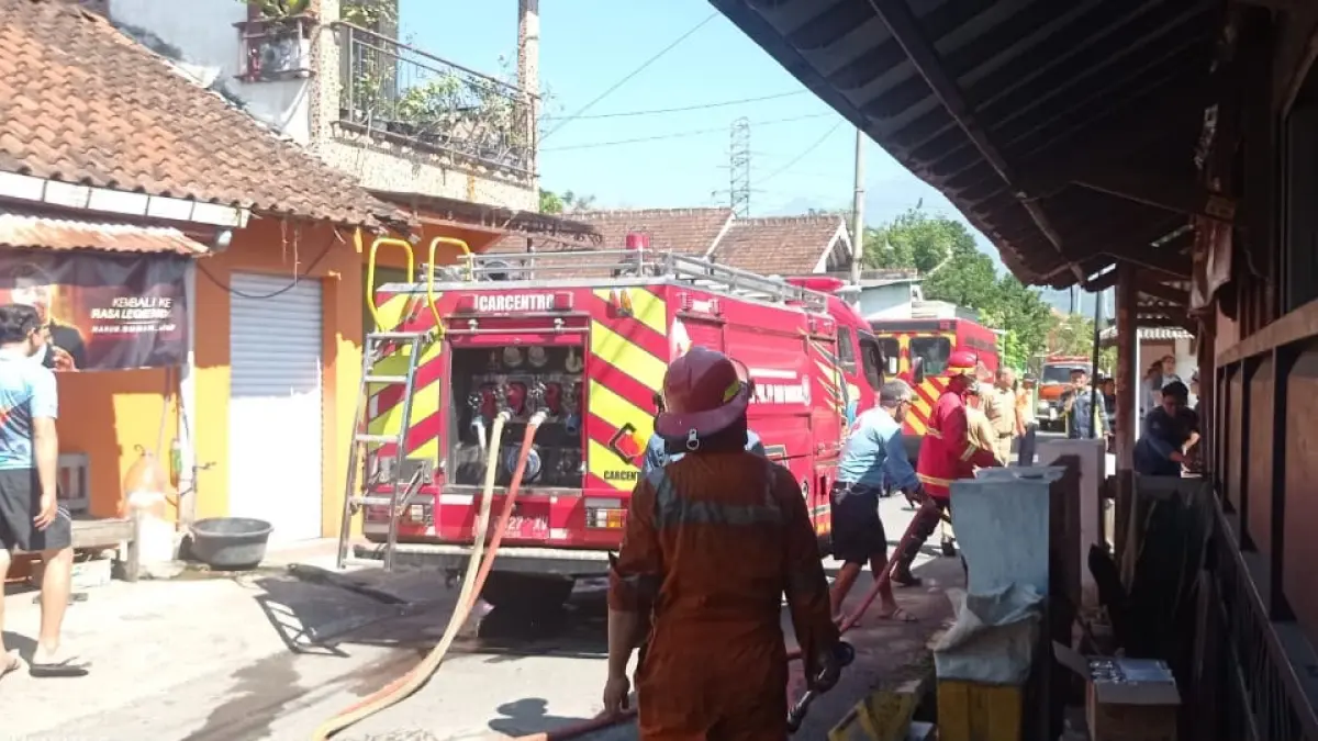 Petugas Damkar saat menaklukan api di rumah warga di Dusun Kenangkan, Desa Bergas Kidul, Kecamatan Bergas, Kabupaten Semarang.