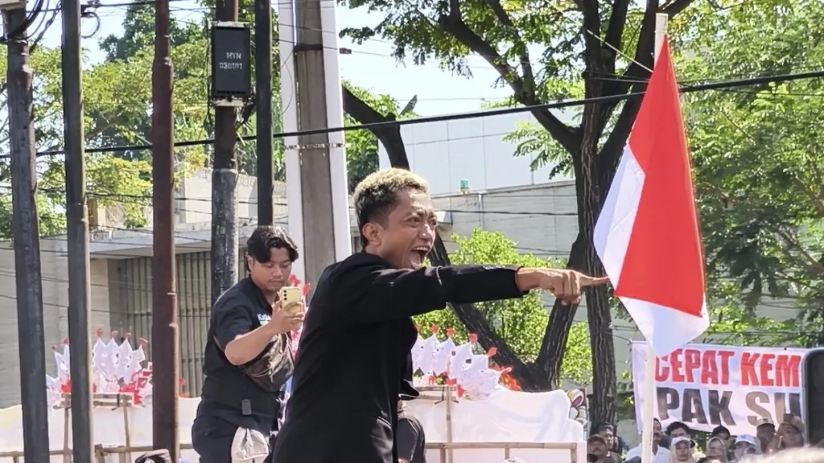 Potret Husein Pati mengamuk halangi petugas bawa Bupati Sudewo ke Rutan, Senin (29/6/2026).