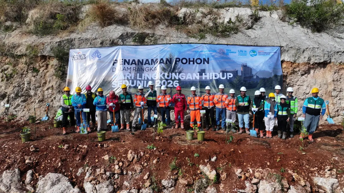 PT Semen Gresik Pabrik Rembang memperingati Hari Lingkungan Hidup Sedunia 2026 dengan menggelar aksi penanaman bibit pohon bersama puluhan karyawan di area reklamasi tambang batu gamping, Rabu (24/6).
