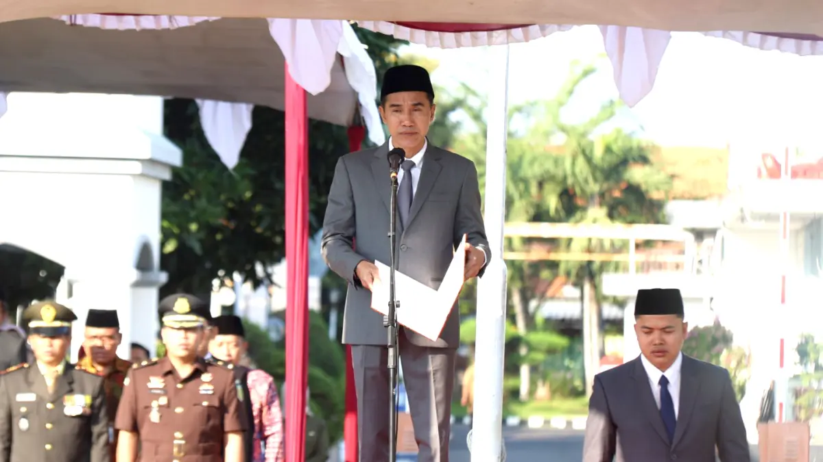 PIDATO: Wakil Bupati Kendal, Benny Karnadi, saat membacakan pidato Kepala Badan Kependudukan dan Keluarga Berencana Nasional saat Upacara peringatan hari keluarga nasional (Harganas) ke-33 di Alun-alun Kendal, Senin (29/06/2026). (BUDI SETIYAWAN/RADARSEMARANG.ID)  