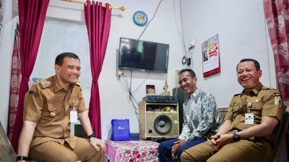 Senyum Hadi Mulyono (54) tak pernah lepas saat Gubernur Jawa Tengah, Ahmad Luthfi, mengunjungi rumahnya, Senin (29/6/2026). 