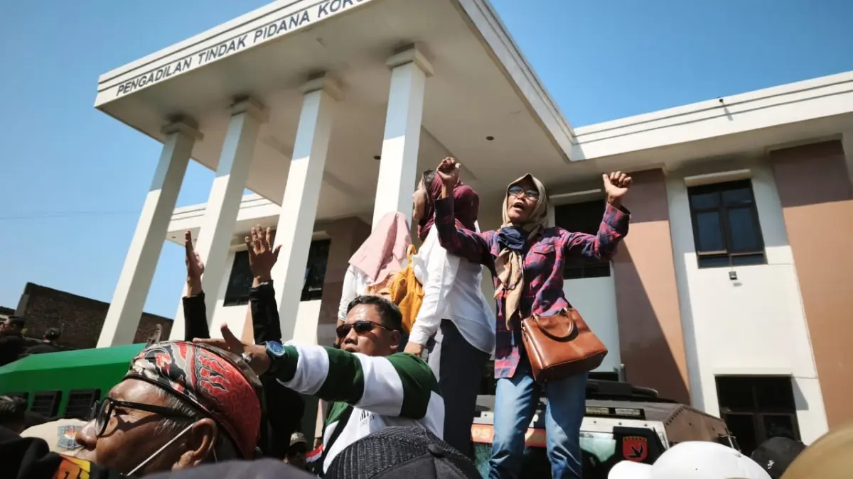 Suasana sidang agenda putusan sela mantan Bupati Pati Sudewo ricuh di Pengadilan Tipikor Semarang, Senin (29/6/2026). (IDA FADILAH/JAWA POS RADAR SEMARANG)
