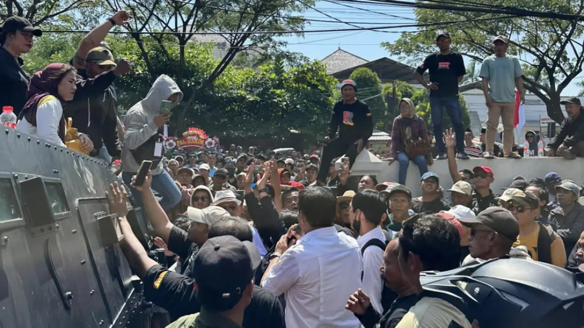 Suasana sidang agenda putusan sela mantan Bupati Pati Sudewo ricuh di Pengadilan Tipikor Semarang, Senin (29/6/2026). (IDA FADILAH/JAWA POS RADAR SEMARANG)
