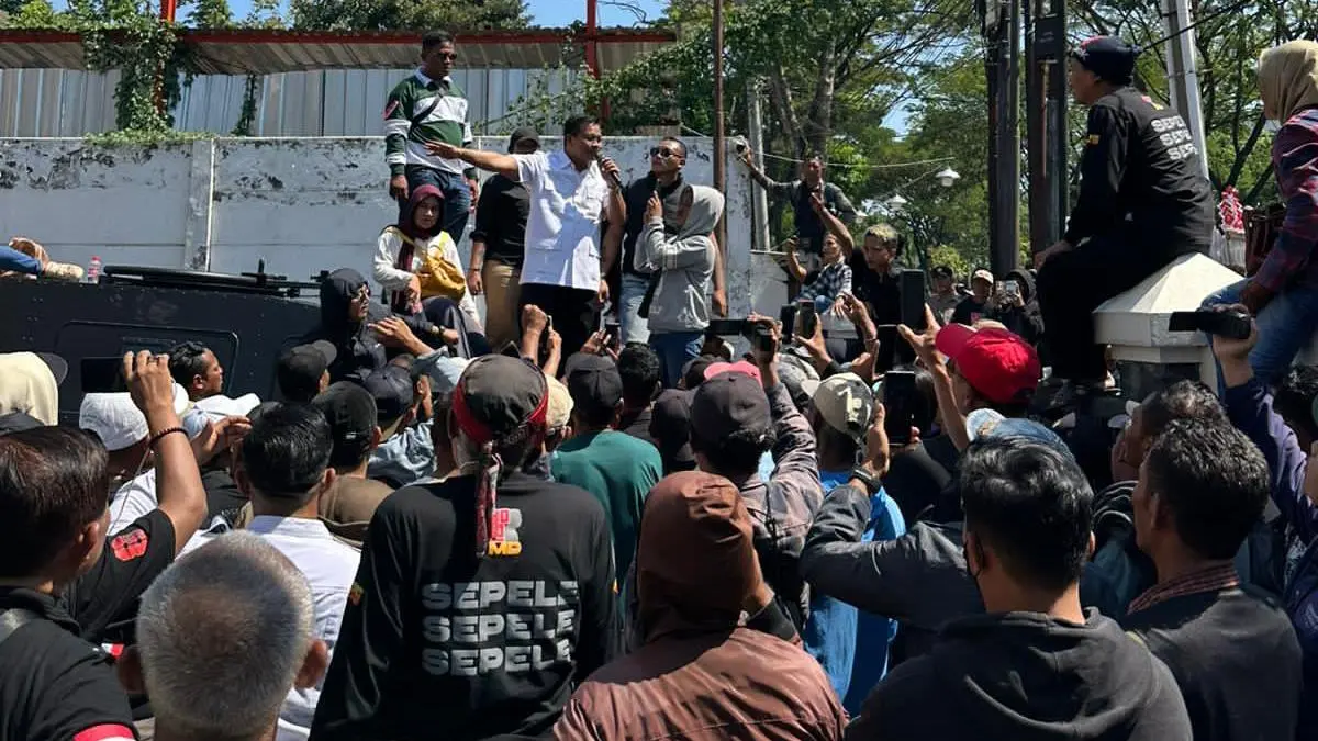 Suasana sidang agenda putusan sela mantan Bupati Pati Sudewo ricuh di Pengadilan Tipikor Semarang, Senin (29/6/2026). (IDA FADILAH/JAWA POS RADAR SEMARANG)
