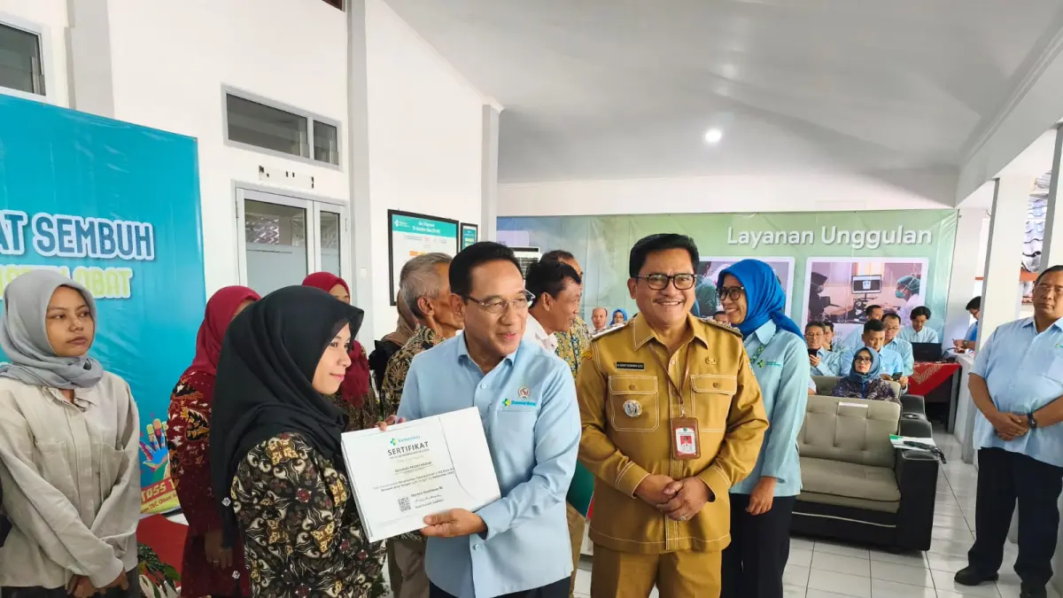 Wamenkes menyerahkan sertifikat sembuh kepada pasien. Didampingi walikota Robby Hernawan