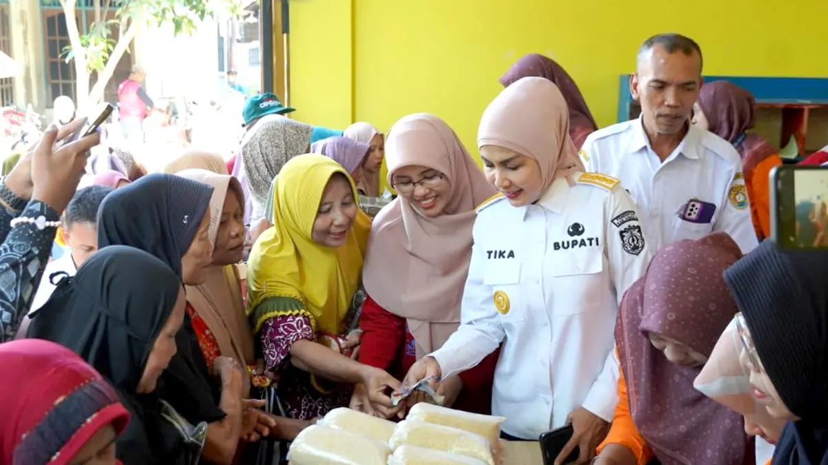 DESAK-DESAKAN: Bupati Kendal, Dyah Kartika Permanasari saat memuka Pasar Murah di Kecamatan Brangsong, Rabu (1/7/2026). (BUDI SETIYAWAN/RADARSEMARANG.ID)