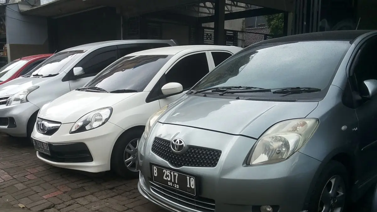 Ilustrasi: Deretan mobil bekas disalah satu showroom jual beli mobil bekas. (Jawa Pos)