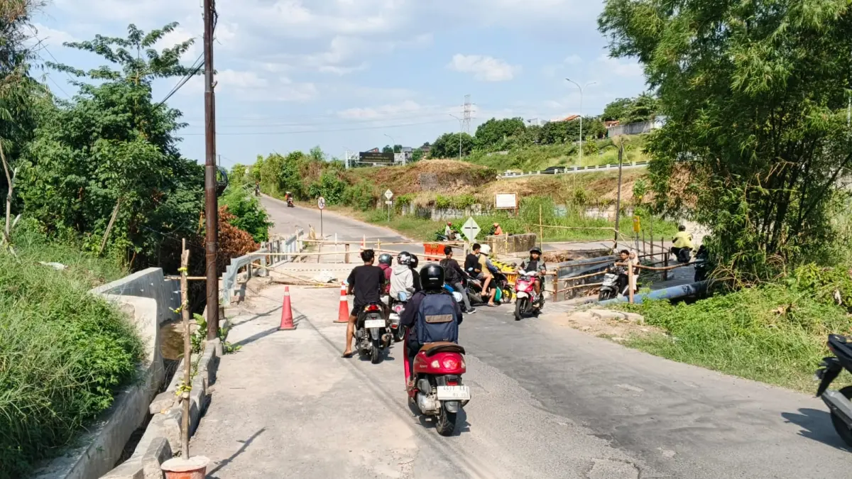 Jembatan Honggowongso, Ngaliyan, Rabu siang (1/7/26) masih ditutup. (Sulistiono) 