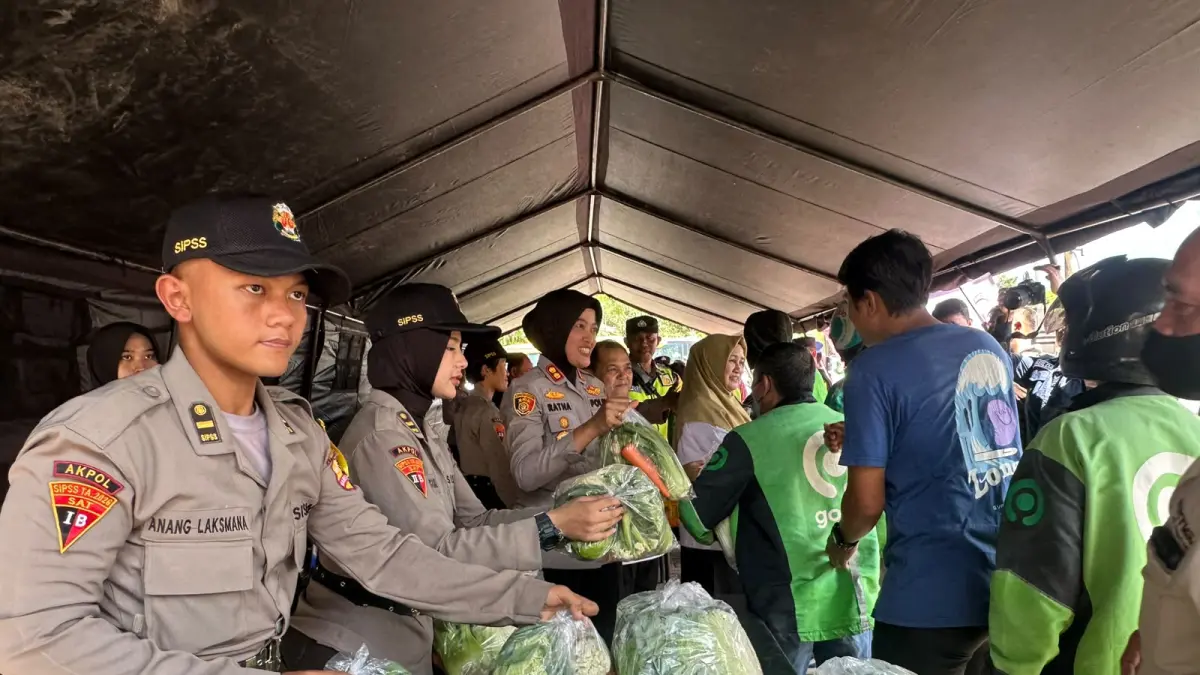 Kapolres Semarang AKBP Ratna Quratul Ainy bersama Bupati Semarang Ngesti Nugraha dan Wakil Bupati Semarang Nur Arifah bagikan 150 paket sayur dan sembako di depan Benteng Willem 2 Ungaran.