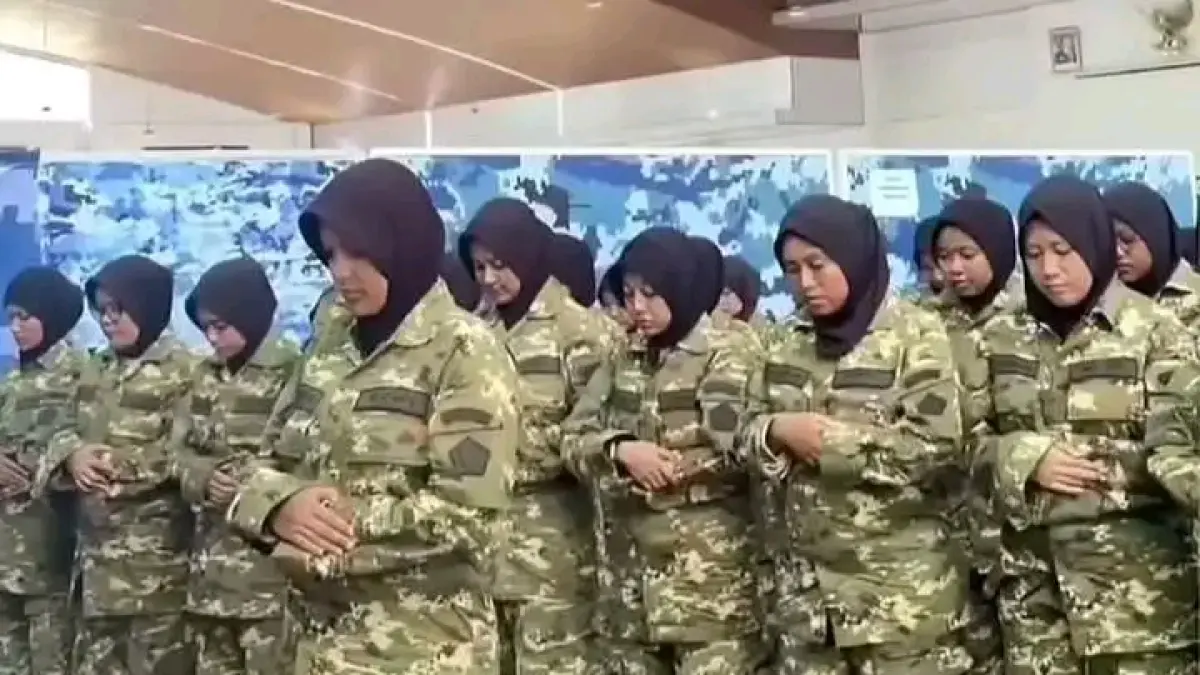 Peserta Latsarmil Kopdes Merah Putih Sholat Berjamaah.