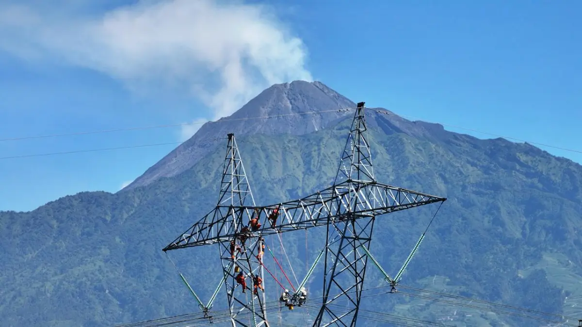 PLN UPT Salatiga melalui Tim Pekerjaan Dalam Keadaan Bertegangan (PDKB) berkolaborasi dengan Tim Pemeliharaan Jaringan PLN ULTG Salatiga melaksanakan penggantian isolator pada Saluran Udara Tegangan Ekstra Tinggi (SUTET) 500 kV jalur Boyolali–Pedan.




&nbsp;