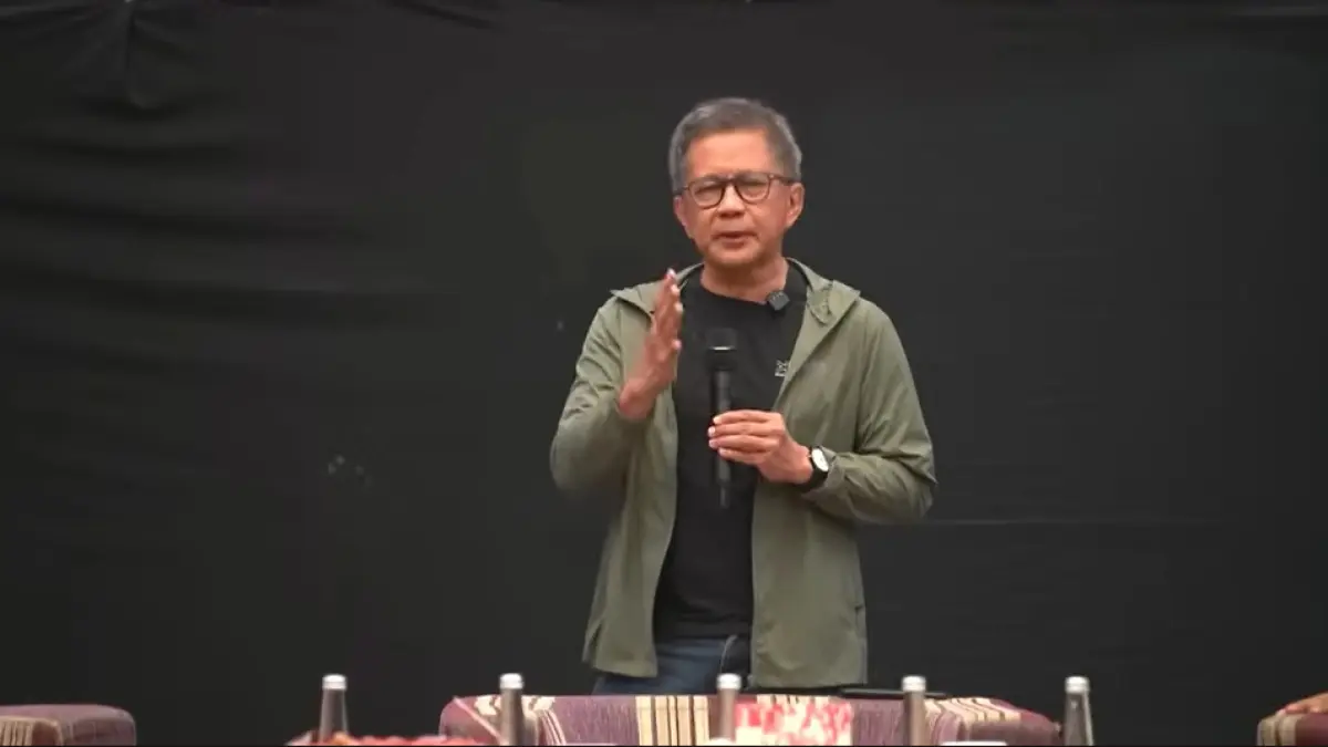 Rocky Gerung saat jadi pembicara dalam Diskusi Publik dan Bedah Buku "MARHAENISME: Dalil Baru untuk Gen Z" yang digelar DPC PDI Perjuangan Kota Surabaya. (ss tayangan yt@pdiperjuangan.surabaya)