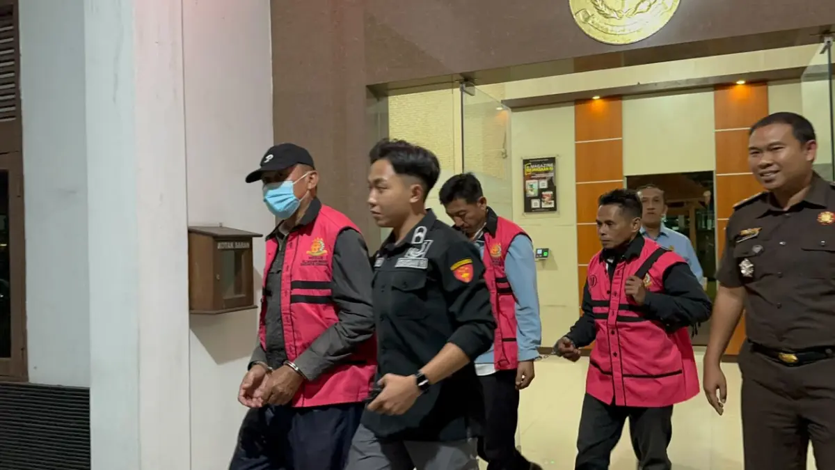 Tiga tersangka korupsi anggaran Kelurahan Bergas Lor digiring petugas Kejaksaan Negeri Kabupaten Semarang ke mobil tahanan.