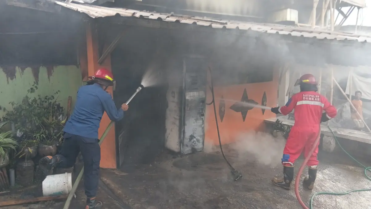 Tim Damkar Kabupaten Semarang saat melakukan pemadaman di Rumah Usaha Pertamini Wilayah Leyangan Ungaran Timur.
