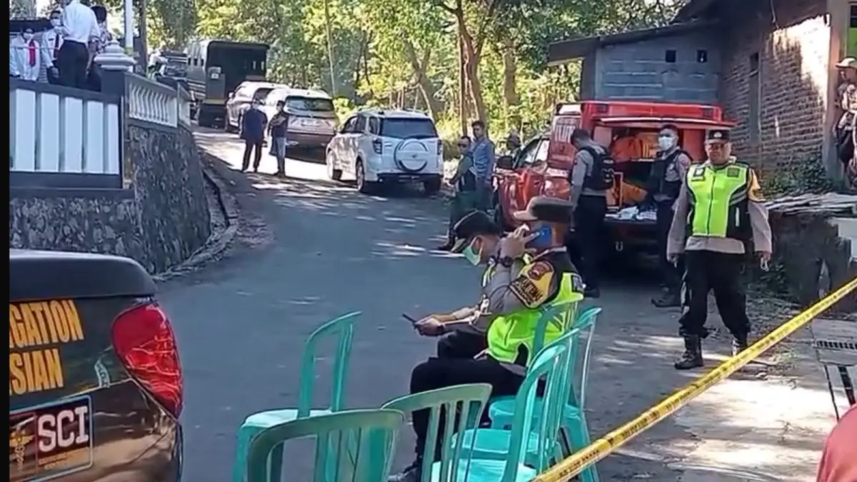 Tim Inafis Polres Semarang saat lakukan ekshumasi di TPU Wringin Putih Kecamatan Bergas.&nbsp;