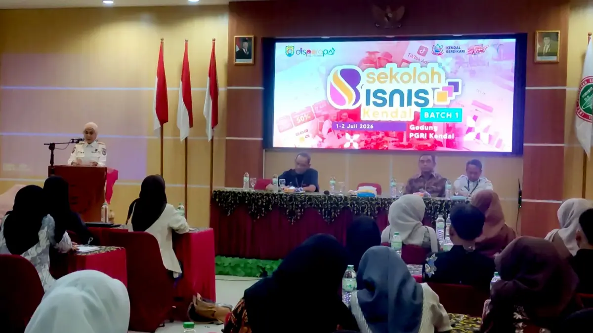 SEKOLAH BISNIS: Bupati Kendal Dyah Kartika Permanasari membuka Sekolah Bisnis Kendal Batch 1 di Gedung PGRI Kendal, Rabu (1/7/2026), untuk mencetak wirausaha muda dan memperkuat ekosistem kewirausahaan di Kabupaten Kendal, Rabu (1/7/20226) di Aula PGRI Kendal.  (Budi Setiyawan/RadarSemarang.ID)