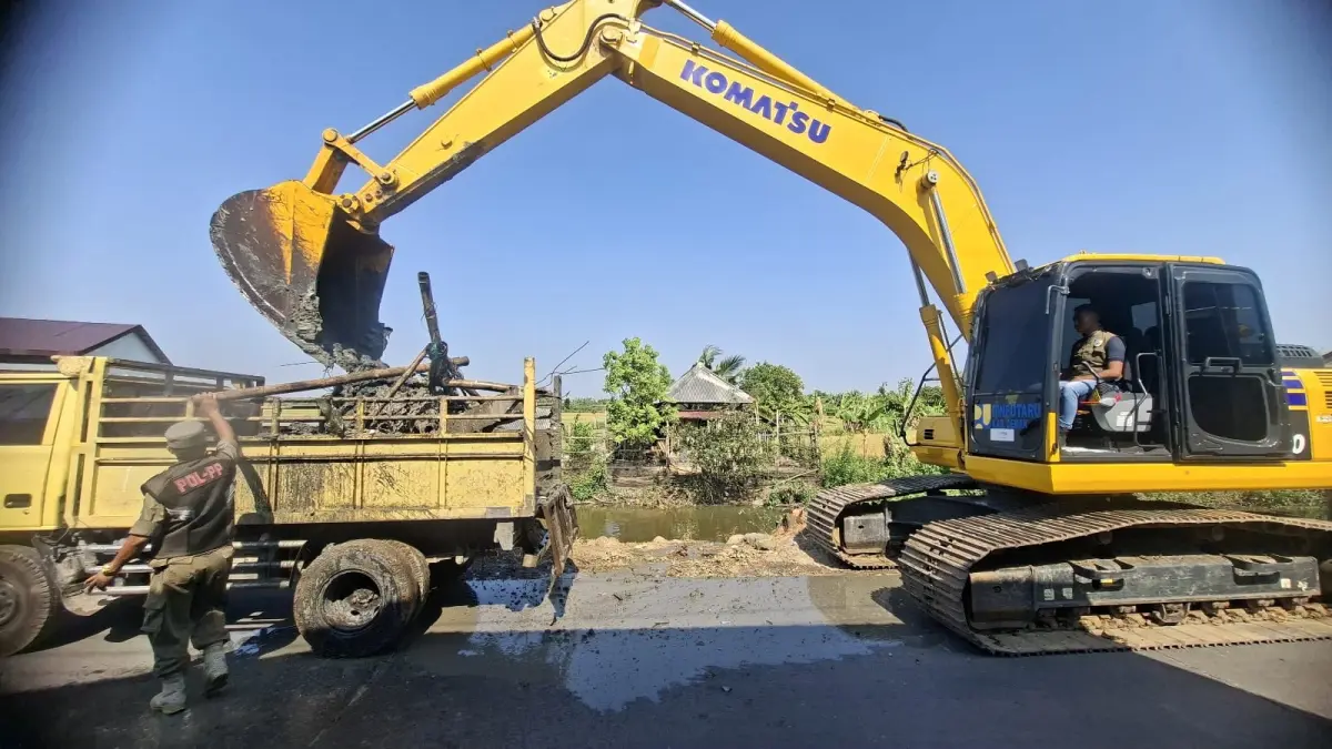 Alat berat membongkar bekas warung miras es moni di Turitempel Guntur Demak.(Wahibpribadi)
