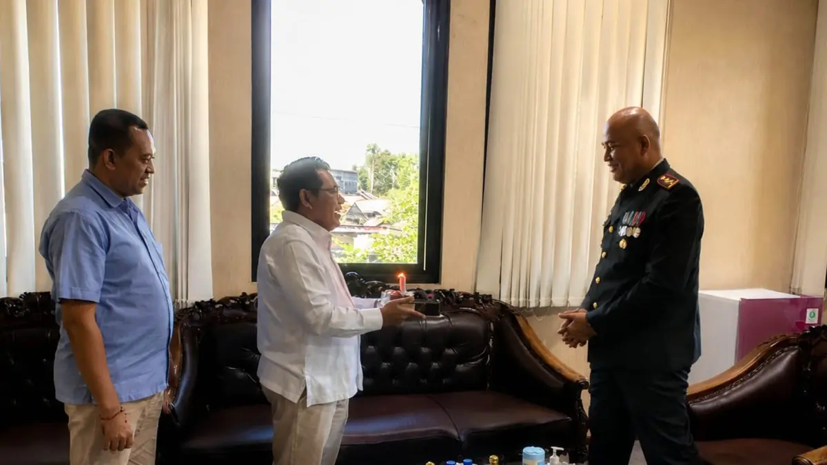 KEJUATAN: Hari Bhayangkara ke-80 – Ketua DPRD Kendal Mahfud Sodiq menyerahkan kue ulang tahun kepada Kapolres Kendal AKBP Hendry Susanto Sianipar sebagai bentuk apresiasi dan penguatan sinergi DPRD dengan Polri, Selasa (1/7/2026). (BUDI SETIYAWAN/RADARSEMARANG.ID)